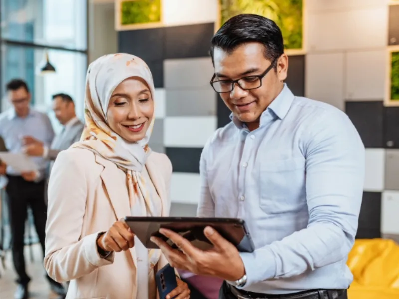 diverse-business-people-in-modern-office