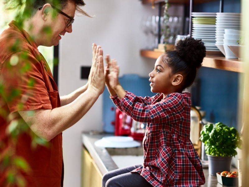 Housing - Father & daughter playing in house - 800x600