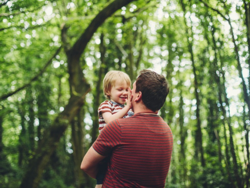 happy son and dad - 800*600