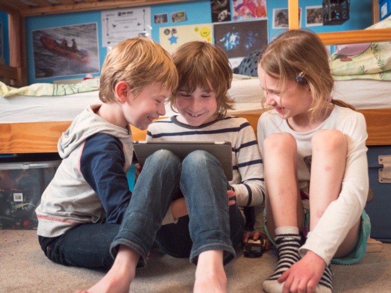 children using tablet