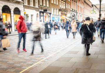 shoppers-on-busy-london-high-street