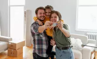 Financial services - Family in house - 800x600