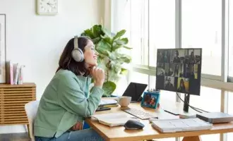 Customer experience - female on virtual meeting - 800x600