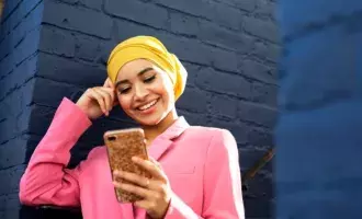 technology - young woman looking at phone - 800*600