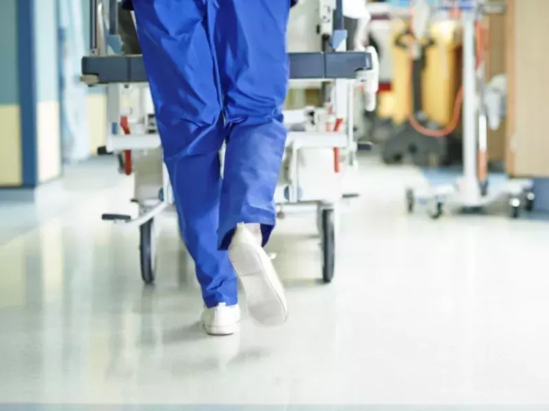 Healthcare- nurse walking-800*600