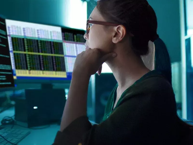 Digital & technology - Woman at computer 